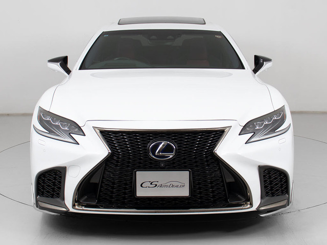 禁煙車です!室内は嫌なニオイも無く、すごく綺麗な状態です!禁煙車・・特にセダンタイプのお車では少ないですよね!!タバコのニオイが苦手なお客様必見です!快適にご乗車頂けます!!