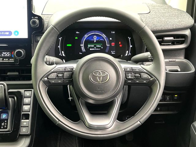 �C���e���A�ɍ��킹���f�U�C���̃X�e�A�����O�́A�^�]�������̂��Ƃ��l���A�^�]���₷���`��A�傫���ł��B�����x�A���ۂɐG���Ă��m���߂��������B