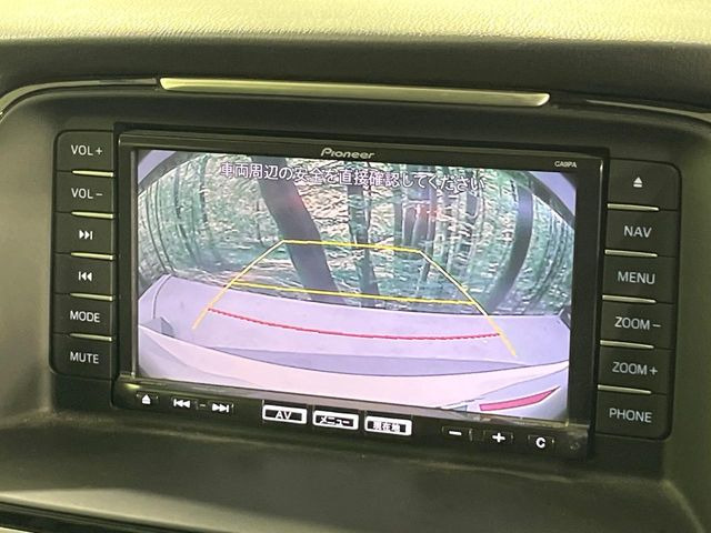 【バックカメラ】駐車時に後方がリアルタイム映像で確認できます。大型商業施設や立体駐車場での駐車時や、夜間のバック時に大活躍!運転スキルに関わらず、今や必須となった装備のひとつです!