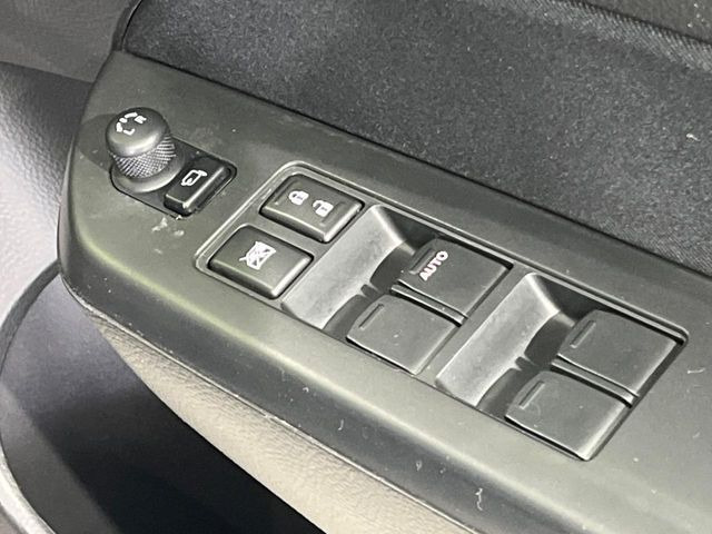 【電動格納ミラー】サイドミラーは電動格納式となっており、狭い駐車場でもキズがつくリスクを抑えられます。