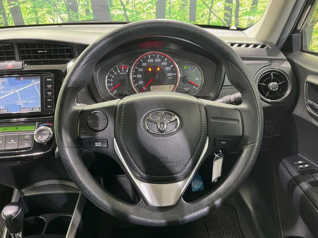 �C���e���A�ɍ��킹���f�U�C���̃X�e�A�����O�́A�^�]�������̂��Ƃ��l���A�^�]���₷���`��A�傫���ł��B�����x�A���ۂɐG���Ă��m���߂��������B