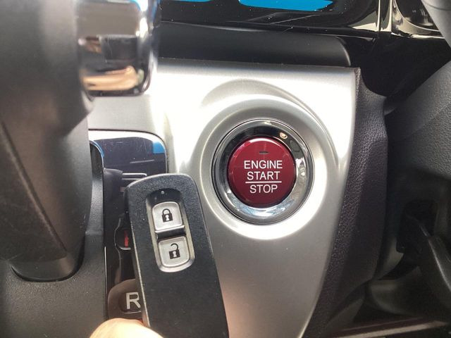 �yHonda�X�}�[�g�L�[�z�J�o����|�P�b�g�ɓ��ꂽ�܂܂ł��h�A�̎{���E�������\�ȃX�}�[�g�L�[�𑕔��B�G���W���̃I���E�I�t�����J�M�����o���K�v����������Ƃ��Ă��֗��ł���