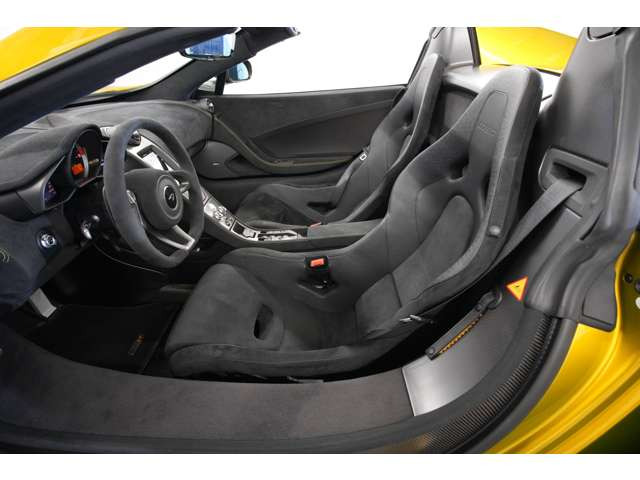 内装は黒で纏められ、外装とは異なる落ち着いた色で良いコントラストになっております。