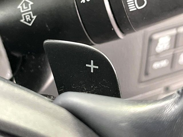 【パドルシフト】ハンドルから手を離さずに素早くシフトアップ&ダウンができるので、エンジンブレーキを使う下り坂や高速道路の合流で加速したい場面で役立ちます。