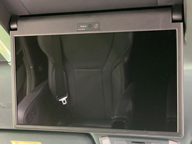 【フリップダウンモニター】大画面モニターで後席でもエンタメをお楽しみいただけます。小さなお子様にも大人気の装備です♪