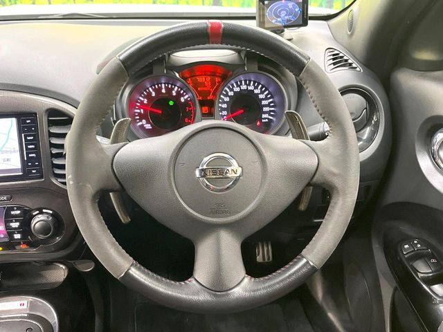 �C���e���A�ɍ��킹���f�U�C���̃X�e�A�����O�́A�^�]�������̂��Ƃ��l���A�^�]���₷���`��A�傫���ł��B�����x�A���ۂɐG���Ă��m���߂��������B