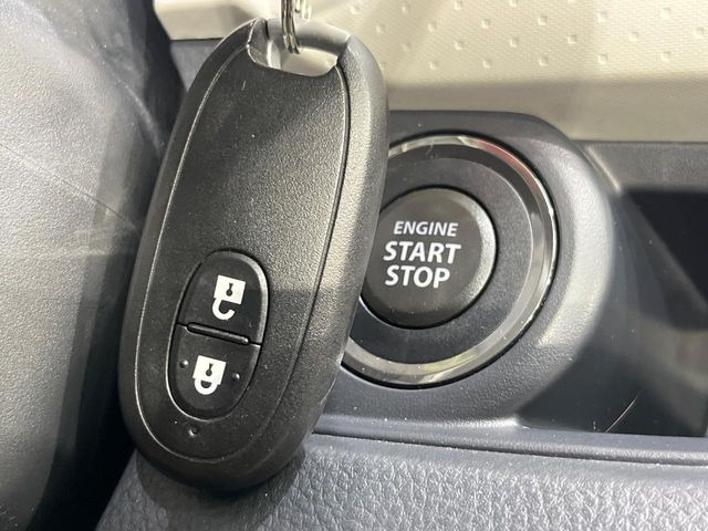 【キーレススタートシステム】カバンやポケットに入れたままでもドアの施錠・解錠が可能なスマートキーを装備。エンジンのオン・オフ時もカギを取り出す必要が無いからとっても便利です♪