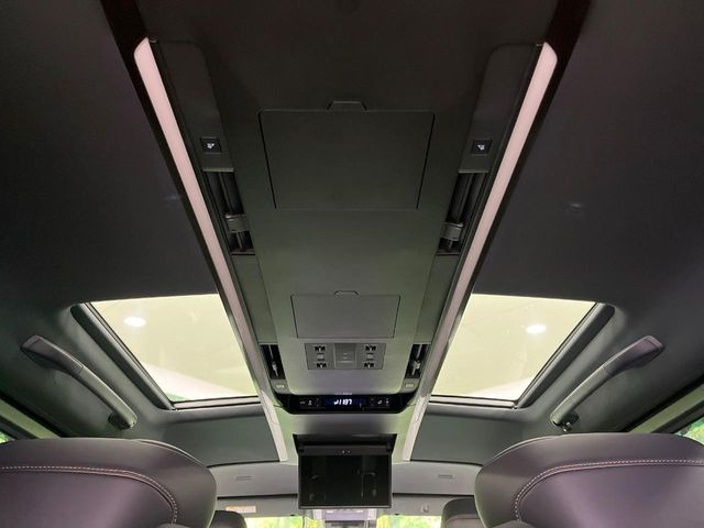 【左右独立ムーンルーフ】2列目左右席にそれぞれ配置されたガラスルーフ!日差しに合わせて片側だけシェードを閉めることも可能です!