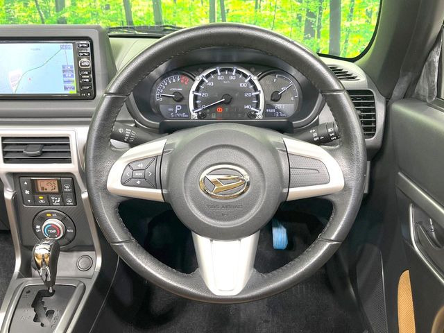 �C���e���A�ɍ��킹���f�U�C���̃X�e�A�����O�́A�^�]�������̂��Ƃ��l���A�^�]���₷���`��A�傫���ł��B�����x�A���ۂɐG���Ă��m���߂��������B