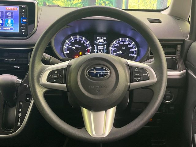 �C���e���A�ɍ��킹���f�U�C���̃X�e�A�����O�́A�^�]�������̂��Ƃ��l���A�^�]���₷���`��A�傫���ł��B�����x�A���ۂɐG���Ă��m���߂��������B