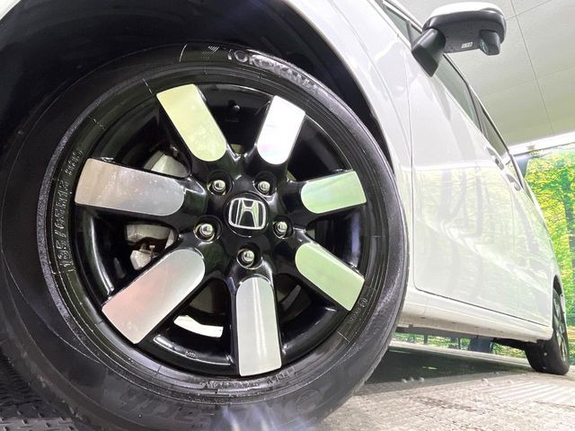 【純正15インチアルミホイール】外観にマッチした純正アルミホイールを装着しております。各種社外アルミホイールや、スタッドレスタイヤも取扱いしております。是非ご相談くださ