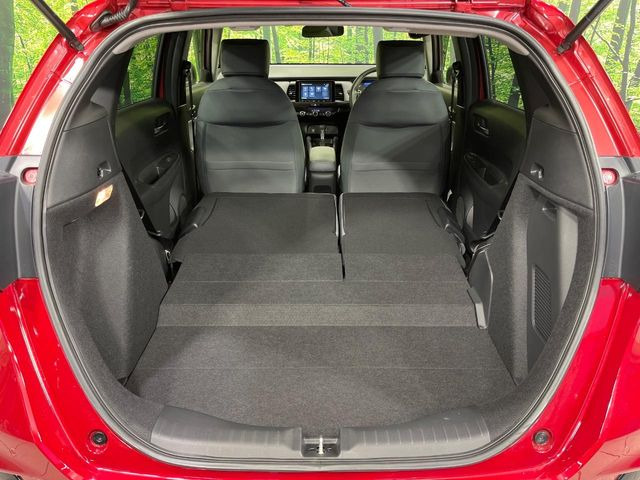 ���i�̂���������ʋ΁A���}���ɏ\���ȉ׎��X�y�[�X���m�ۂ��Ă���܂��B�Z�J���h�V�[�g��|���ƁA�傫�ȉו��̐ύڂ��\�ł���