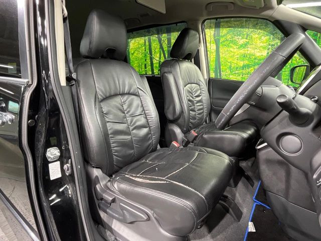 運転席シート廻りは使用感も少なく、良好な状態となっています。丁寧に使われていたことがよくわかりますね。