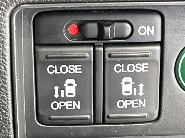 【両側パワースライドドア】スマートキーや運転席のスイッチで後席両側スライドドアの開閉が可能♪電動だから力を入れてドアを開ける必要が無く、小さなお子様でも簡単に開け閉めでき快適です♪