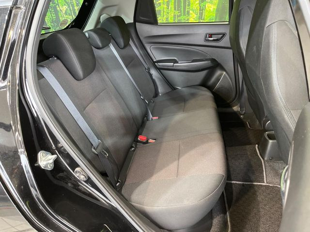 コンパクトカーですが、セカンドシートは十分な広さがあり快適にお乗りいただけます♪シートを倒して大きな荷物を積んだりと、用途の幅が広い1台です。