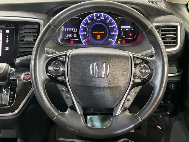 �C���e���A�ɍ��킹���f�U�C���̃X�e�A�����O�́A�^�]�������̂��Ƃ��l���A�^�]���₷���`��A�傫���ł��B�����x�A���ۂɐG���Ă��m���߂��������B