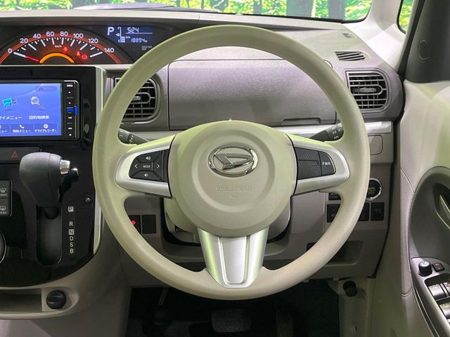 �C���e���A�ɍ��킹���f�U�C���̃X�e�A�����O�́A�^�]�������̂��Ƃ��l���A�^�]���₷���`��A�傫���ł��B�����x�A���ۂɐG���Ă��m���߂��������B