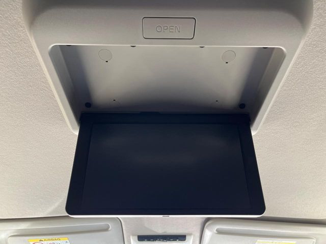 【フリップダウンモニター】大画面モニターで後席でもエンタメをお楽しみいただけます。小さなお子様にも大人気の装備です♪