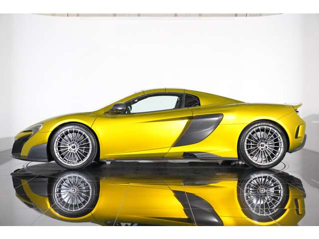 カーボンセラミックブレーキも専用装備。その他にもエクステリア、インテリア含めたくさんの専用装備が施工され特別な1台となっております。