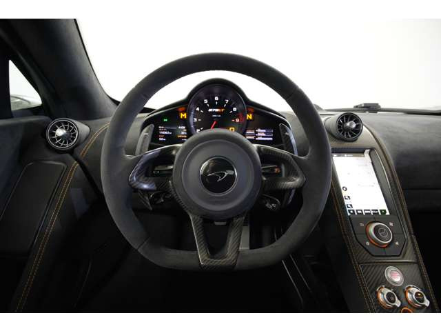 カーボンファイバーステアリングスポーク。ステアリングにもカーボンを使用することにより、高級感だけでなく走行性能もアップします。