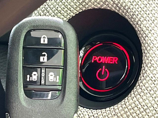 【Hondaスマートキー】カバンやポケットに入れたままでもドアの施錠・解錠が可能なスマートキーを装備。エンジンのオン・オフ時もカギを取り出す必要が無いからとっても便利です♪