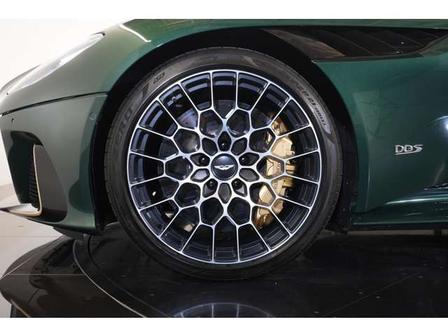 オプションの21インチアルティメットサテンブラックDTホイールは精緻に設計された専用ホイールで力強いスタンスを一層際立たせます。美しさと軽量性を両立し、走行性能へのこだわりを足元から静かに語ります。