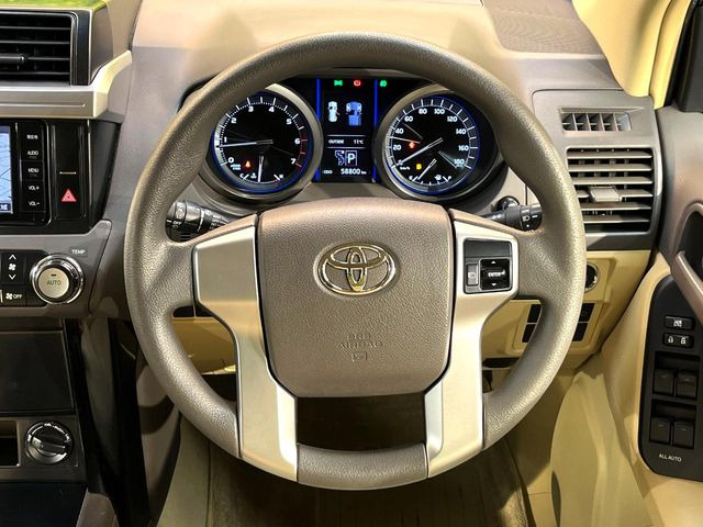 �C���e���A�ɍ��킹���f�U�C���̃X�e�A�����O�́A�^�]�������̂��Ƃ��l���A�^�]���₷���`��A�傫���ł��B�����x�A���ۂɐG���Ă��m���߂��������B