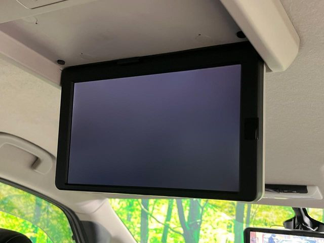 【フリップダウンモニター】大画面モニターで後席でもエンタメをお楽しみいただけます。小さなお子様にも大人気の装備です♪