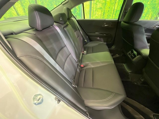 後部座席も気になるようなキズ・汚れやへたり等、大きなダメージはなく、良好な状態です。