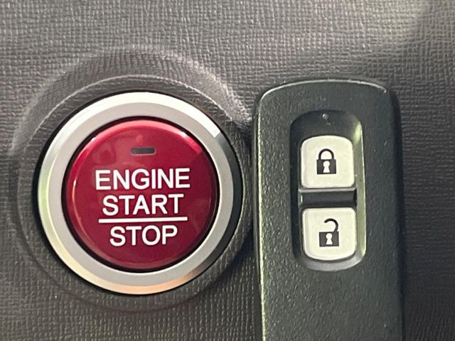 【インテリジェントキー】カバンやポケットに入れたままでもドアの施錠・解錠が可能なスマートキーを装備。エンジンのオン・オフ時もカギを取り出す必要が無いからとっても便利です♪