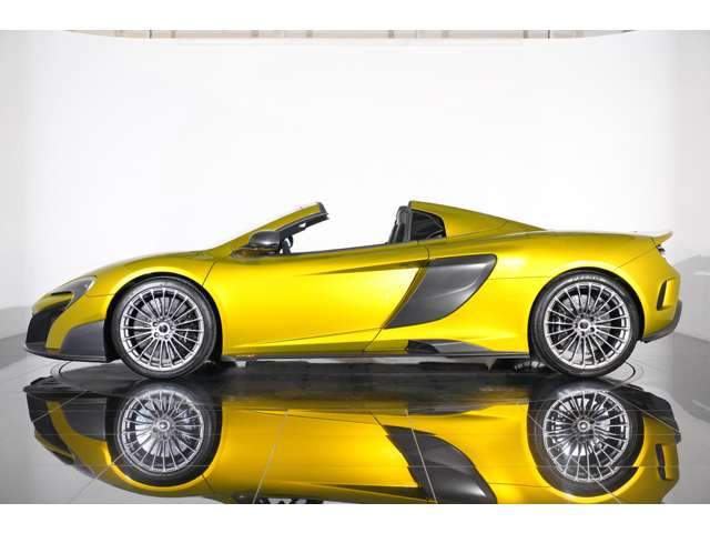 サイドから見た時の流線美は走りを追求しているマクラーレンだからこその美しさがあります。