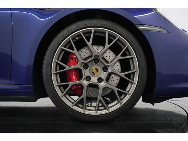 足元には 20/21インチRSスパイダーホイールを装着。街中は勿論のこと、高速走行でも安定した走りを実感できます。