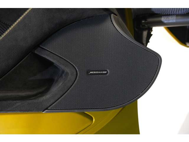 カーボンを随所に使用することにより高級感は勿論のこと、軽量化に富んでおります。