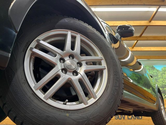 �y16�C���`�A���~�z�C�[���z�O�ςɃ}�b�`�����A���~�z�C�[���𑕒����Ă���܂��B�e��A���~�z�C�[����A�X�^�b�h���X�^�C�����戵�����Ă���܂��B���񂲑��k����������