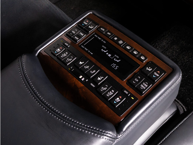 上級グレードならではの豪華後席コンソール!