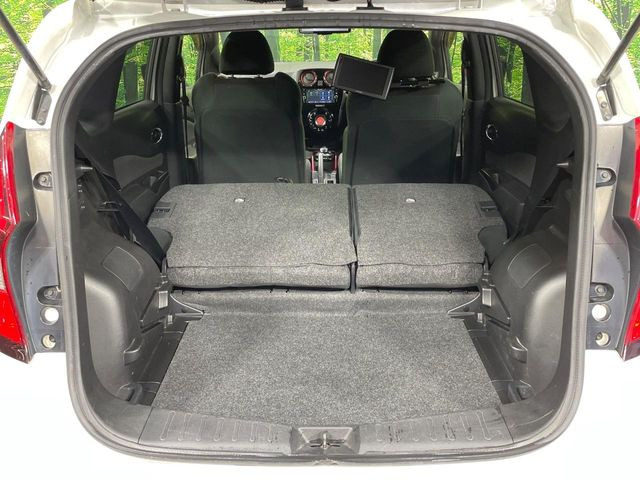 ���i�̂���������ʋ΁A���}���ɏ\���ȉ׎��X�y�[�X���m�ۂ��Ă���܂��B�Z�J���h�V�[�g��|���ƁA�傫�ȉו��̐ύڂ��\�ł���