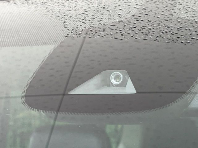 【インテリジェントエマージェンシーブレーキ】フロントカメラで前方の車両や歩行者を検知。衝突しそうな時は衝突被害軽減ブレーキが作動、衝突回避をサポート。より安全にドライブをお楽しみいただけます。