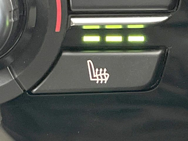 ●フロントシートヒーティング:運転席・助手席共に三段階で調節が可能なシートヒーターを装備しております。季節を問わず快適にご使用いただけます。