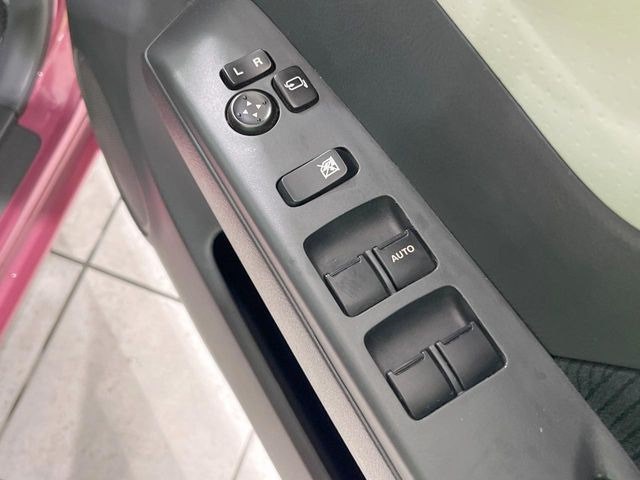 【電動格納ミラー】サイドミラーは電動格納式となっており、狭い駐車場でもキズがつくリスクを抑えられます。