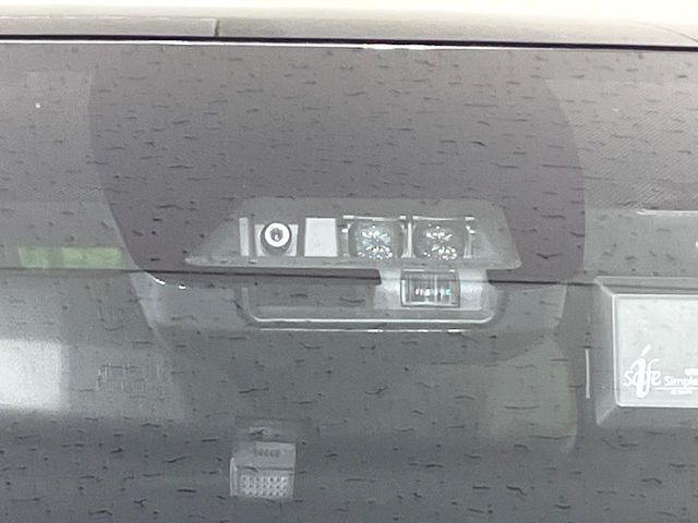 【トヨタセーフティセンス】走行中に前方の車両等を認識し、衝突しそうな時は警報とブレーキで衝突回避と被害軽減をアシスト。より安全にドライブをお楽しみいただけます。