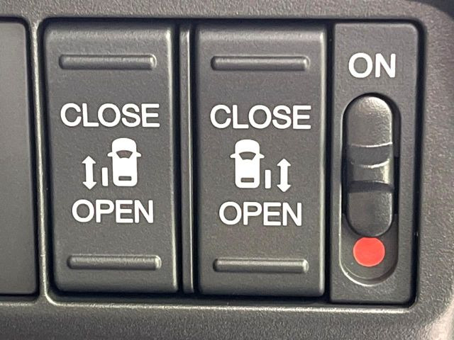 【両側パワースライドドア】スマートキーや運転席のスイッチで後席両側スライドドアの開閉が可能♪電動だから力を入れてドアを開ける必要が無く、小さなお子様でも簡単に開け閉めでき快適です♪