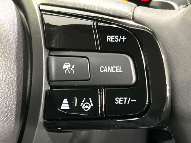 【アダプティブクルーズコントロール】高速道路での長距離走行が楽に!!自動で速度を保つクルーズコントロールが、衝突軽減システムと連携し、前方の車両を感知して車間を保つように速度調節してくれます!!