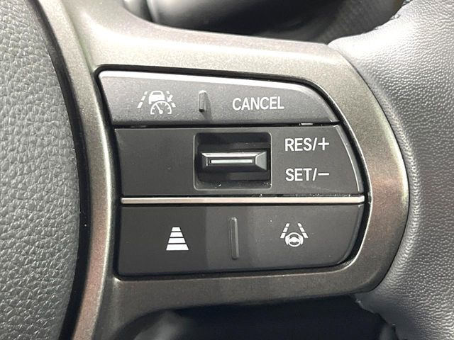 【アダプティブクルーズコントロール】高速道路での長距離走行が楽に!!自動で速度を保つクルーズコントロールが、衝突軽減システムと連携し、前方の車両を感知して車間を保つように速度調節してくれます!!