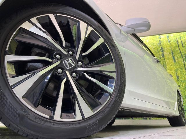 【純正18インチアルミホイール】外観にマッチした純正アルミホイールを装着しております。各種社外アルミホイールや、スタッドレスタイヤも取扱いしております。是非ご相談ください♪