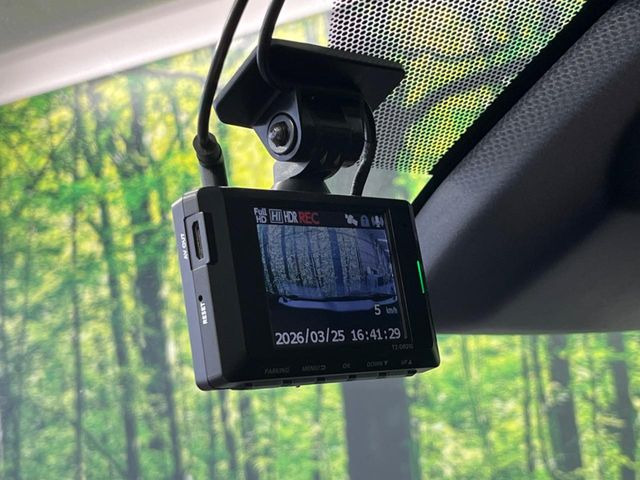 【前後ドライブレコーダー】安心・安全なカーライフに必須のドライブレコーダーを装備!走行中はもちろん、あおり運転や事故に遭遇した際の状況も映像で記録し、万一のリスクに備えます。