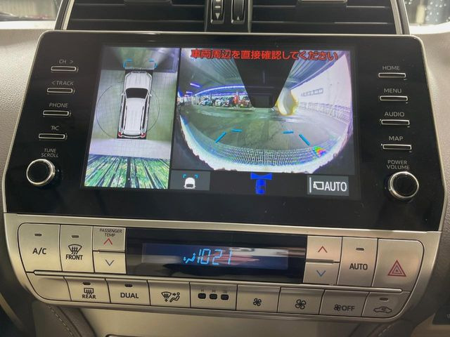 �y�}���`�e���C�����j�^�[�z�Ԃ̃t�����g��T�C�h�̃J�����摜�𓯎��Ƀ��j�^�[�\�����邱�ƂŁA���H�⋷�����𑖍s���ł����͂̏󋵊m�F���ł����S!�{�iSUV�ɂ��ꂵ�������ł���