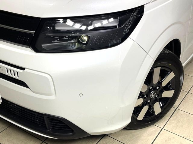 【LEDヘッドライト】悪天候や夜間走行時も良好な視界を確保し安心して運転できる高輝度LEDヘッドライトを装備!点灯速度が早く、消費電力も抑えられています。