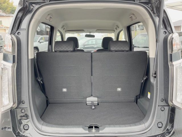 ���i�̂���������ʋ΁A���}���ɏ\���ȉ׎��X�y�[�X���m�ۂ��Ă���܂��B�Z�J���h�V�[�g��|���ƁA�傫�ȉו��̐ύڂ��\�ł���