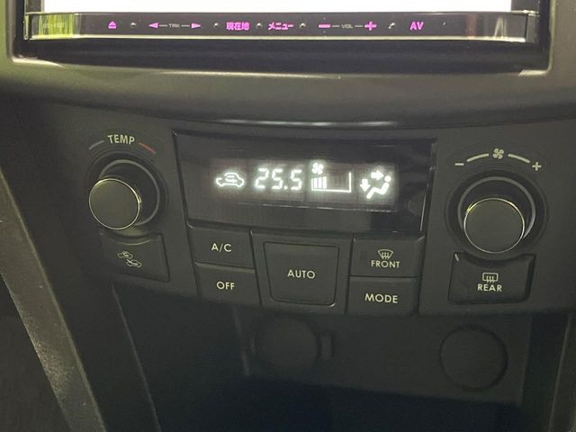 【オートエアコン】一度お好みの温度に設定すれば、車内の温度を検知し風量や温度を自動で調整。暑い&hellip;寒い&hellip;と何度もスイッチ操作をする必要はありません。快適な車内空間には必須の機能ですね♪