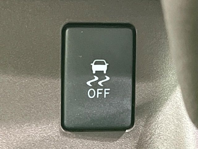 【横滑り防止装置】車両の横滑りを感知すると、自動的に車両の進行方向を保つように車両を制御します。雨の日など滑りやすい路面状況でも安全な運転が可能です。